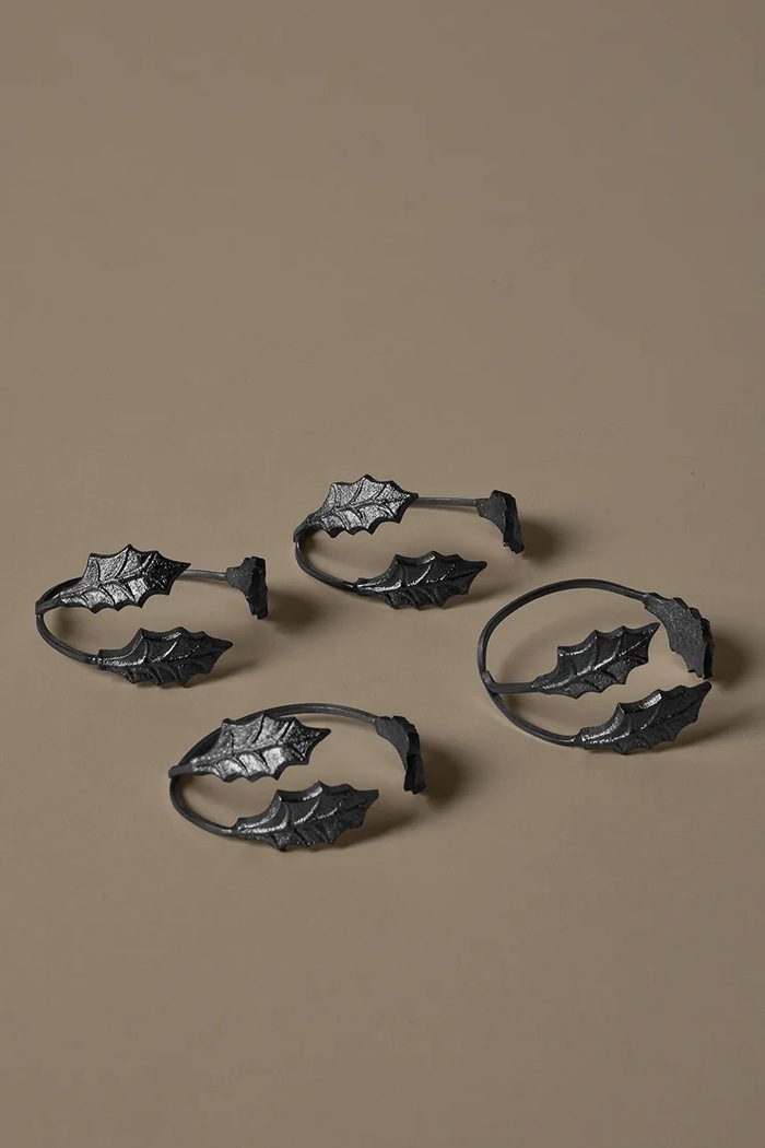 Lifestyle Ferm Living Zestaw obrączek do serwetek świąteczny mosiężny 4-pack Holly Leaf 1104271780 czarny