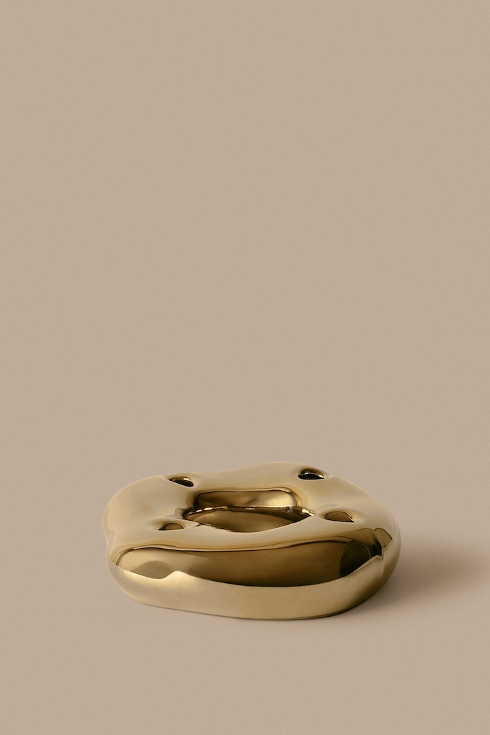 Ferm Living Świecznik świąteczny z porcelany Bellure 1104273900 złoty AA00