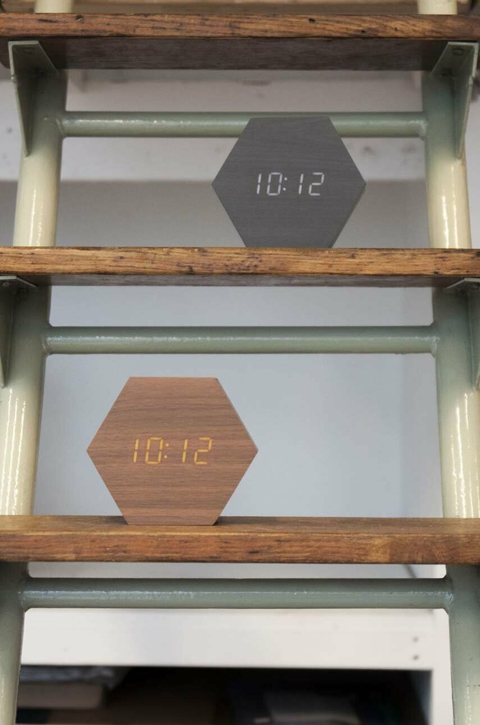 Salon i sypialnia Karlsson budzik LED Hexagon KA5651DW brązowy