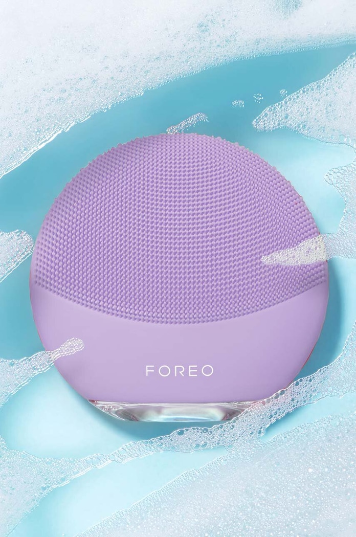 Μασάζ καθαρισμού προσώπου διπλής όψης FOREO LUNA™ 4 Mini F1290 μωβ