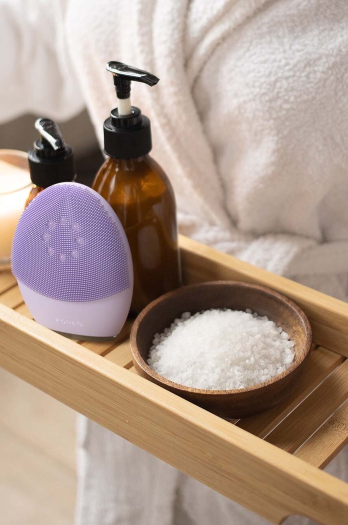 FOREO szczoteczka do oczyszczania przeciwstarzeniowego i liftingu skóry twarzy LUNA™ 4 Plus Sensitive Skin F1238. fioletowy