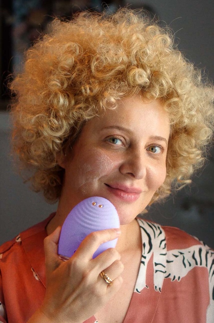 FOREO szczoteczka do oczyszczania przeciwstarzeniowego i liftingu skóry twarzy LUNA™ 4 Plus Sensitive Skin F1238.