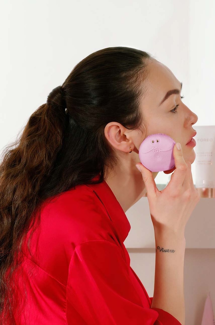 Zařízení pro inteligentní analýzu a čištění pokožky obličeje FOREO LUNA™ Play Smart 2 F0187 růžová