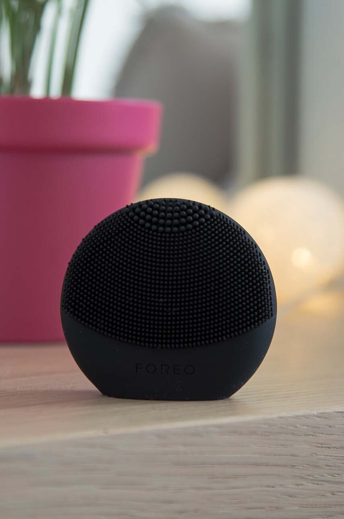 Zařízení pro inteligentní analýzu a čištění pokožky obličeje FOREO LUNA™ Play Smart 2 F0156 černá