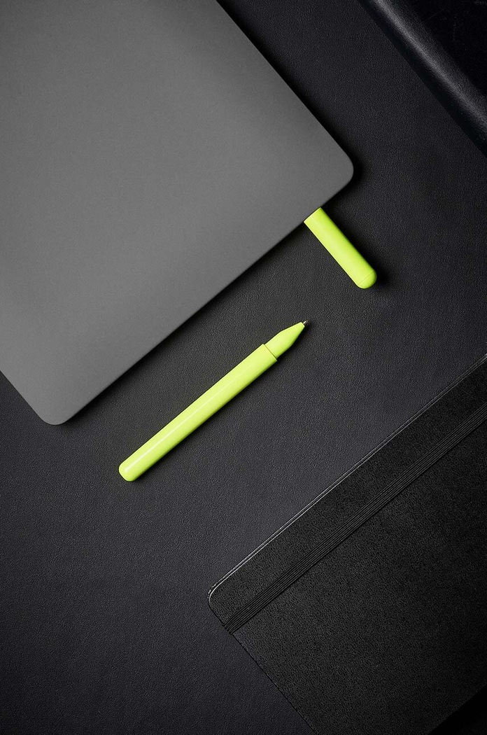 Pero s USB-C flash diskem Lexon C-Pen 32GB LS101YF