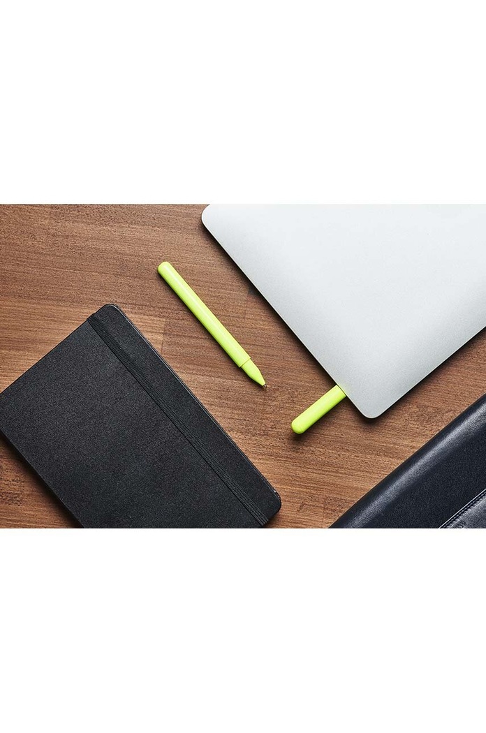 Pero s USB-C flash diskem Lexon C-Pen 32GB LS101YF