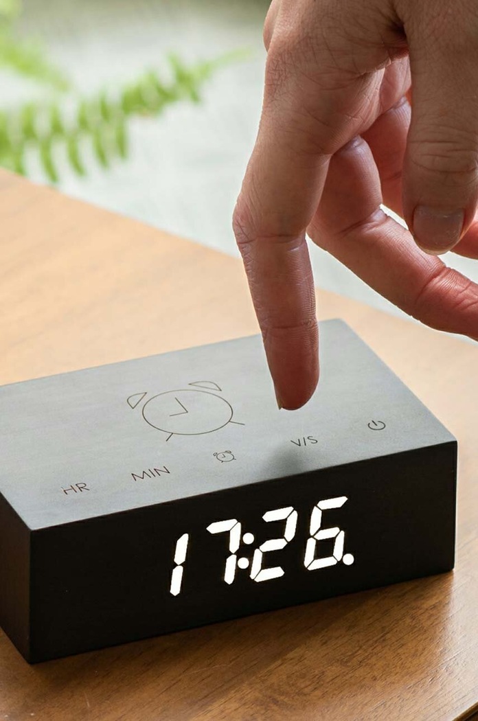 Obývacia izba a spálňa Stolné hodiny Gingko Design Flip Click Clock G003B10 čierna
