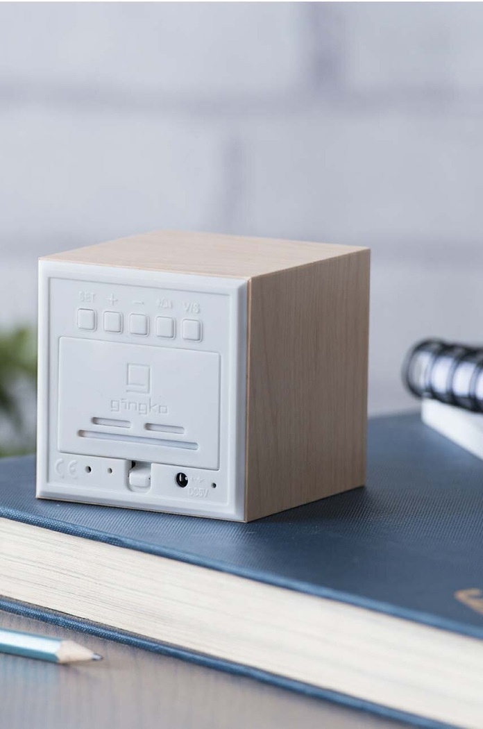 Ceas de masă Cube Click Clock Gingko Design bej GK08W18