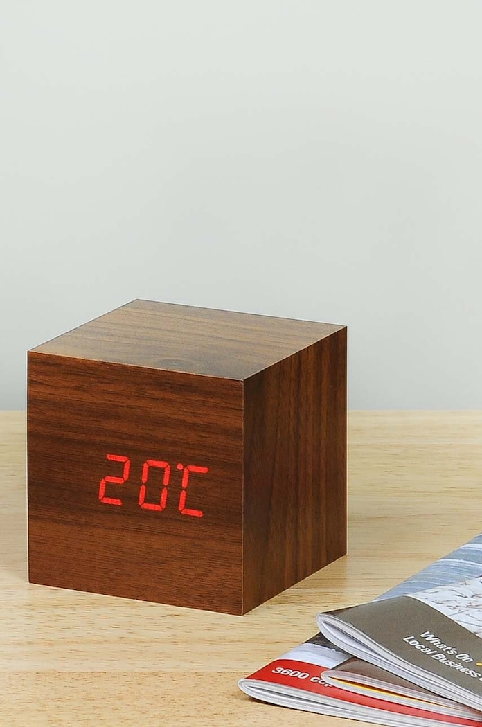 Dnevna soba in spalnica Namizna ura Gingko Design Cube Click Clock GK08R8 bež