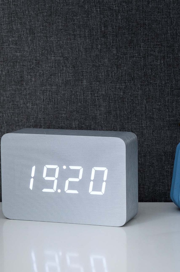 Dnevna soba in spalnica Namizna ura Gingko Design Brick Click Clock GK15W6 siva