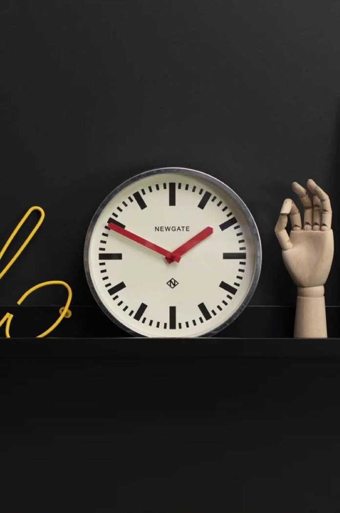 Living și dormitor Newgate ceas de perete Luggage 5 Wall Clock KB1189LUGG667GALR rosu