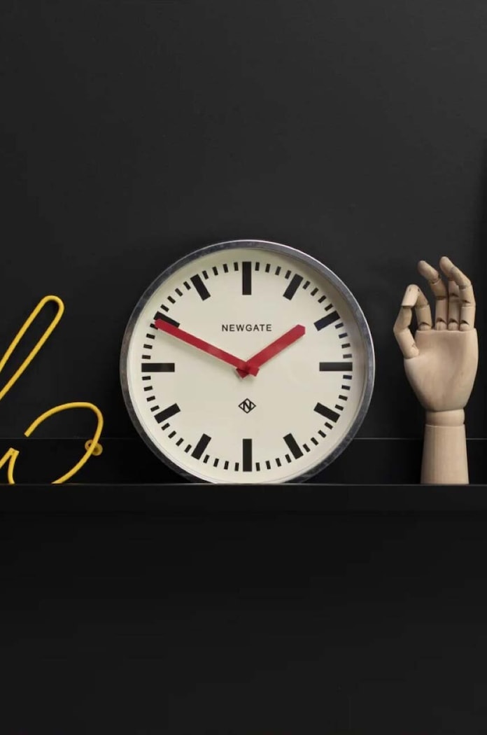 Living și dormitor Newgate ceas de perete Luggage 5 Wall Clock KB1189LUGG667GALR rosu