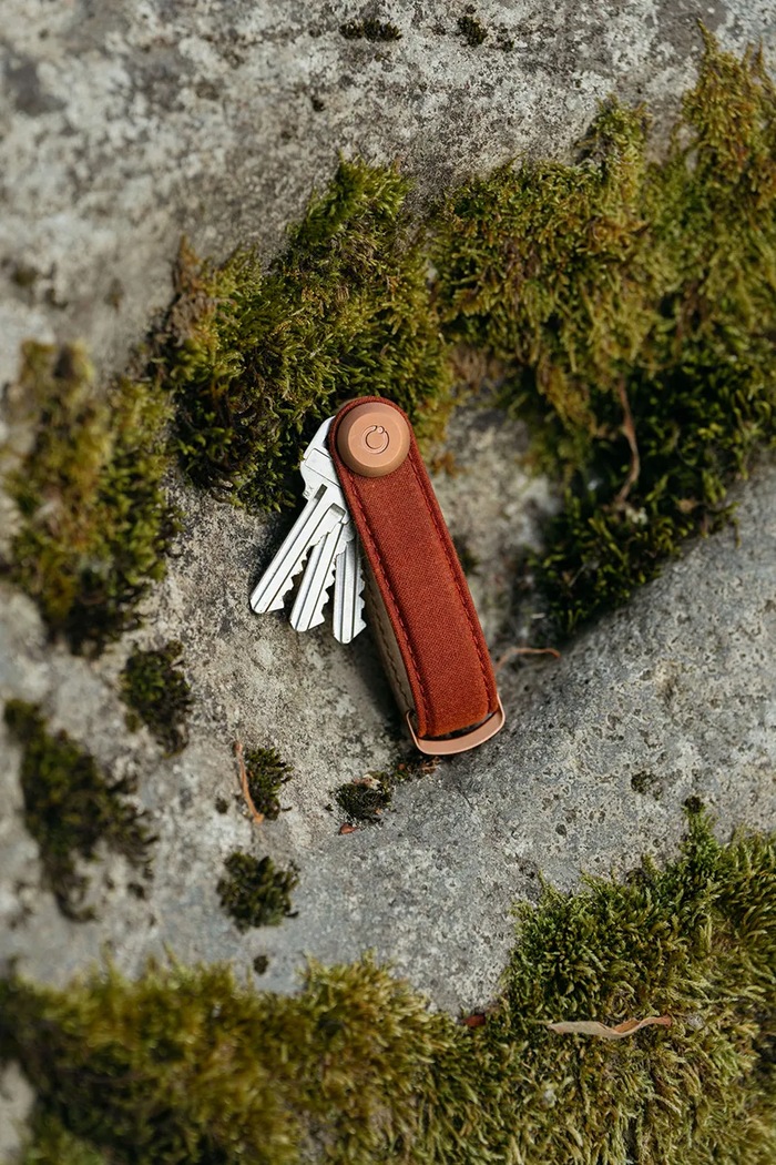 Obal na klíče Orbitkey Waxed Canvas 8,5 cm červená KWC2.BRD.107