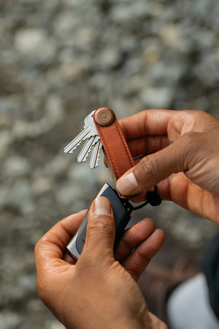 Obal na klíče Orbitkey Waxed Canvas 8,5 cm KWC2.BRD.107 červená