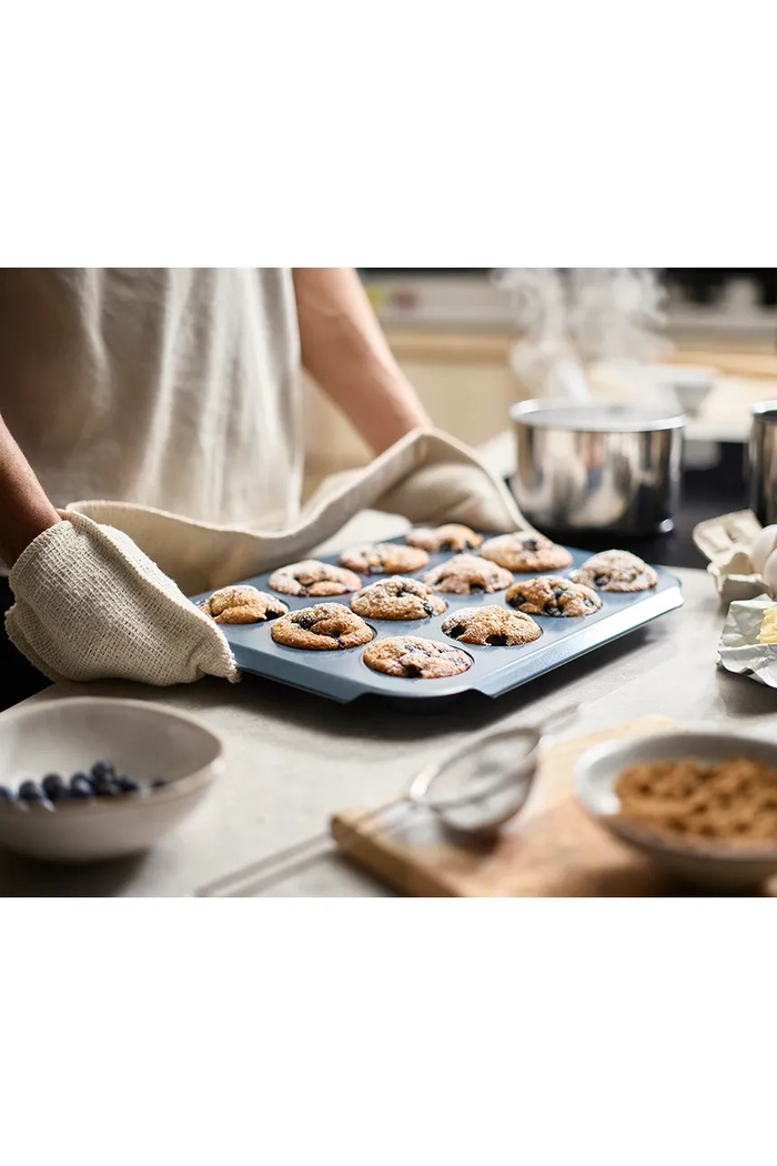 Forma do muffinek ze stali węglowej Nest Bake Joseph Joseph 45072 granatowy