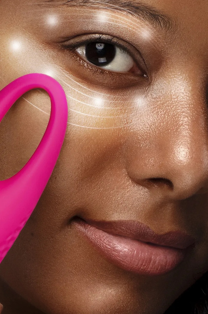 Revitalizacijski masažni pripomoček za predel okoli oči FOREO IRIS 2 Eye Massager Fuchsia F0637 pisana