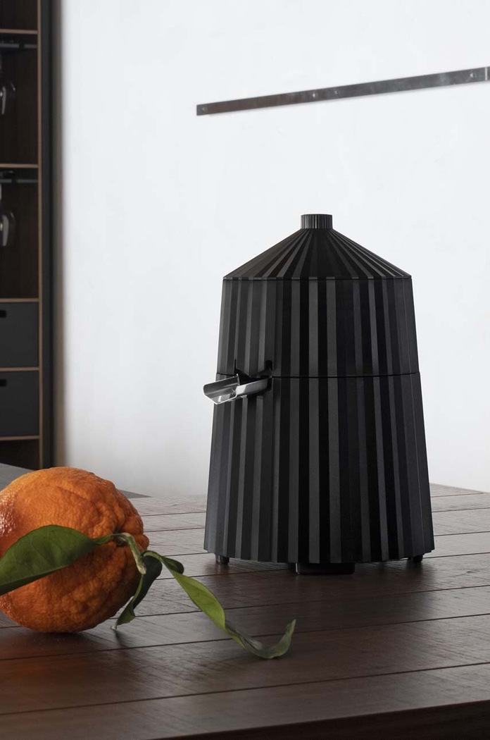 Kuchyň a bar Lis na citrusy Alessi Plisse MDL07.B černá