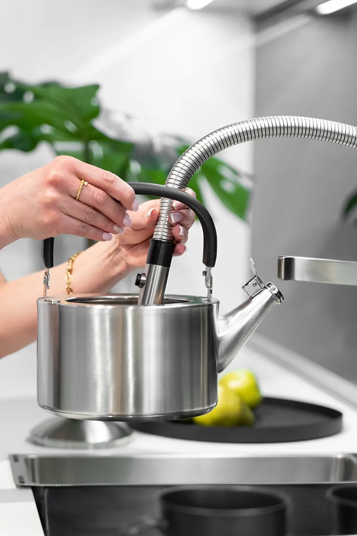Konvice s píšťalkou Vialli Design Diamante 1,5 L 7855 vícebarevná AA00
