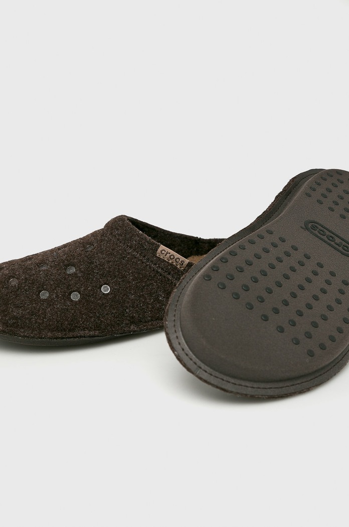 Obuwie Crocs - Kapcie Classic Slipper 203600.CLASSIC.SLIPPER brązowy