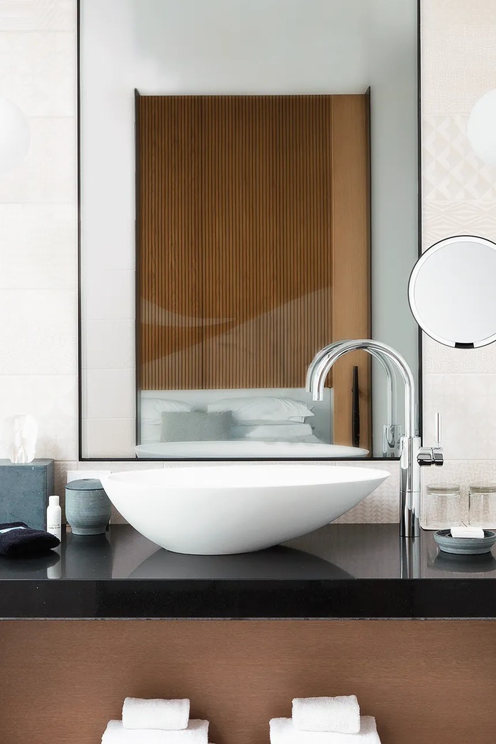 Simplehuman lustro z oświetleniem led do montażu na ścianie Sernsor czarny ST3065