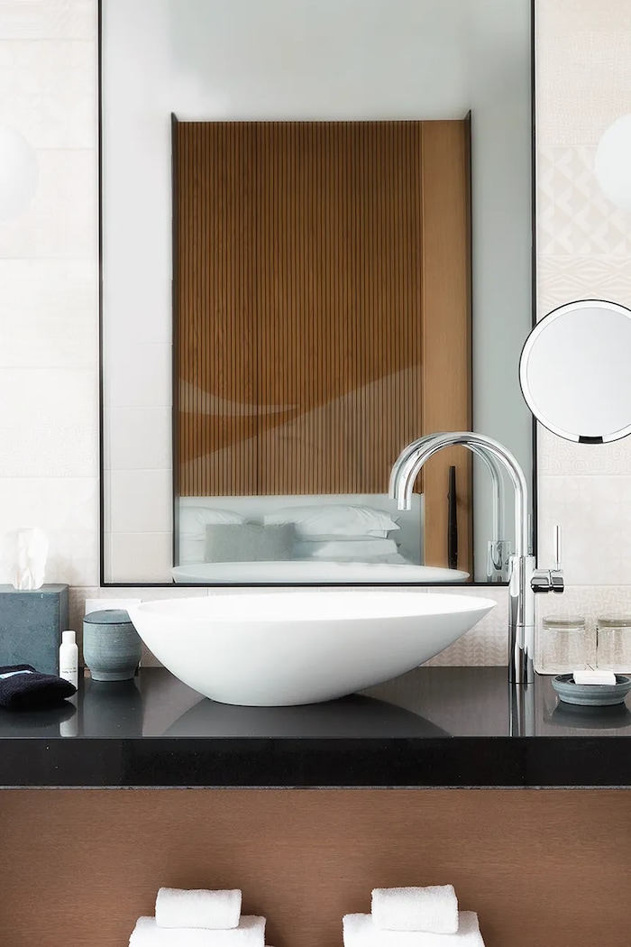 Simplehuman lustro z oświetleniem led do montażu na ścianie Sernsor czarny ST3065