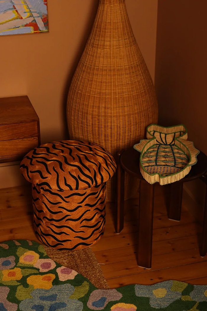 Taburetka Doing Goods Maya Tiger Embroidered hnedá 1.40.15.010.700.5