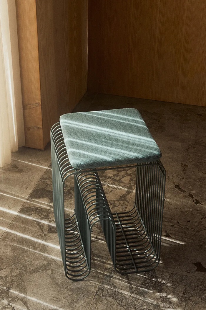 AYTM τραπεζάκι χάλυβας 32,4 x 32,4 x 43 cm 503300322081 μπλε