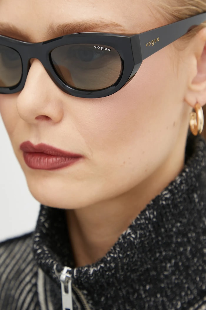 Slnečné okuliare VOGUE hladký čierna 0VO5616S.W44/11