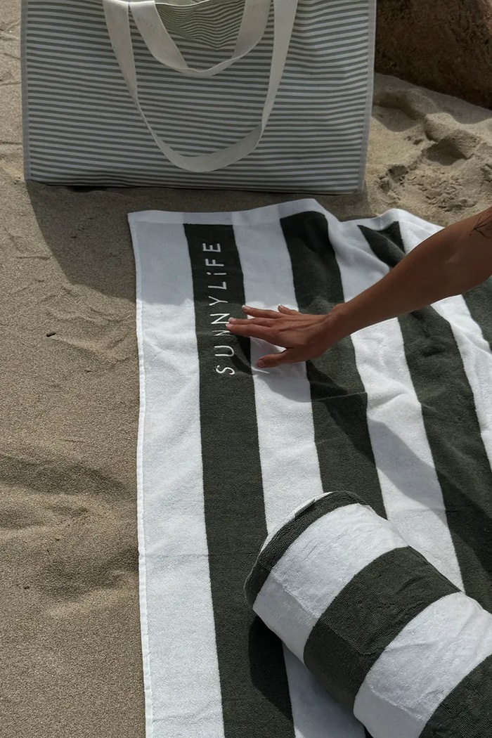 Nafukovací plážový polštář SunnyLife Vacay Olive Stripe zelená S51IBPVA