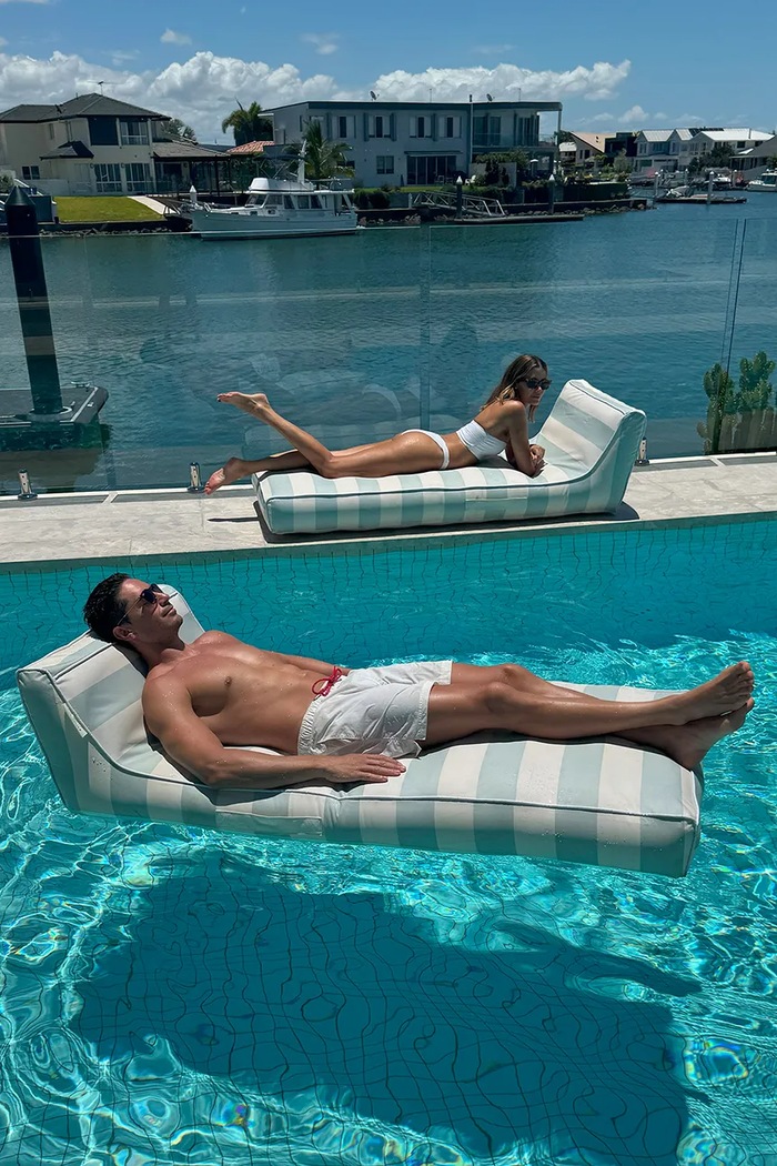 SunnyLife felfújható matrac úszáshoz Lazy Days Blue Stripe S51LDLBL