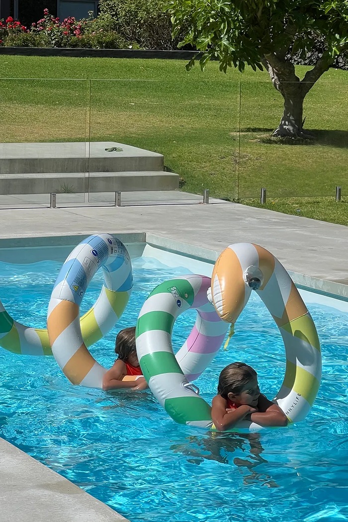 Plavecké penové rúrky SunnyLife Giant Inflatable Noodle Poolside Sorbet Stripe S51GINML