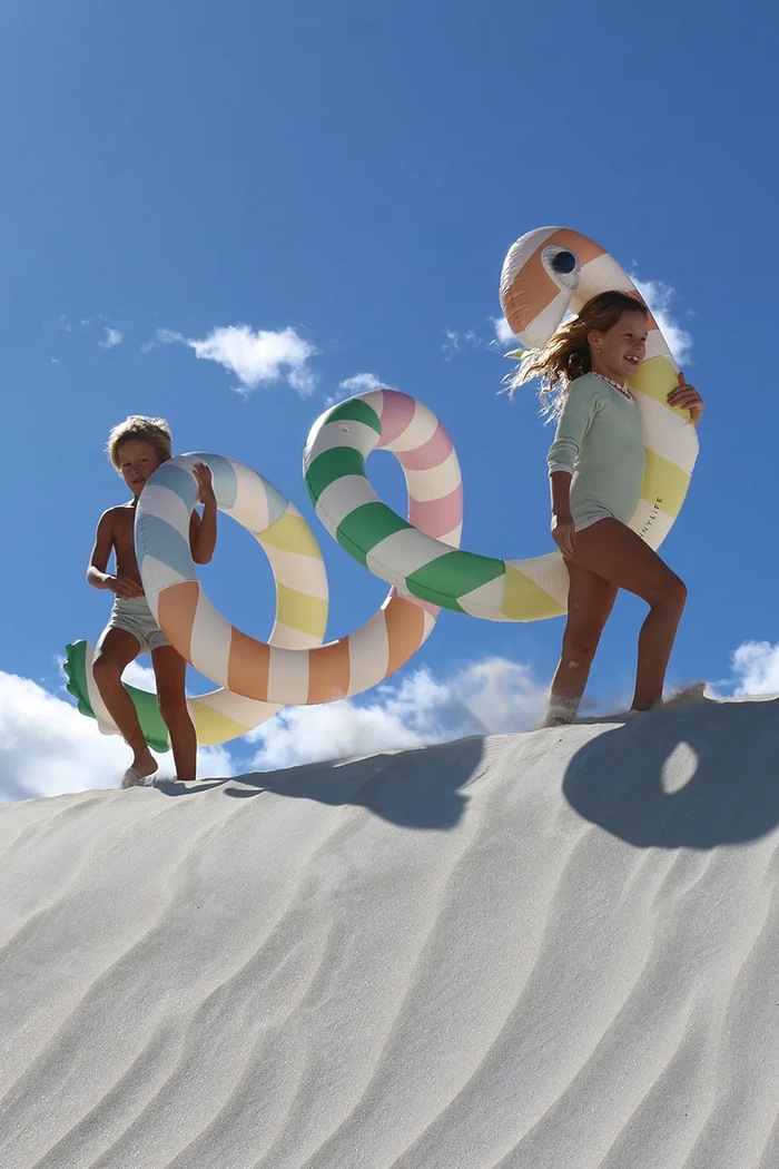 Plavecké penové rúrky SunnyLife Giant Inflatable Noodle Poolside Sorbet Stripe S51GINML