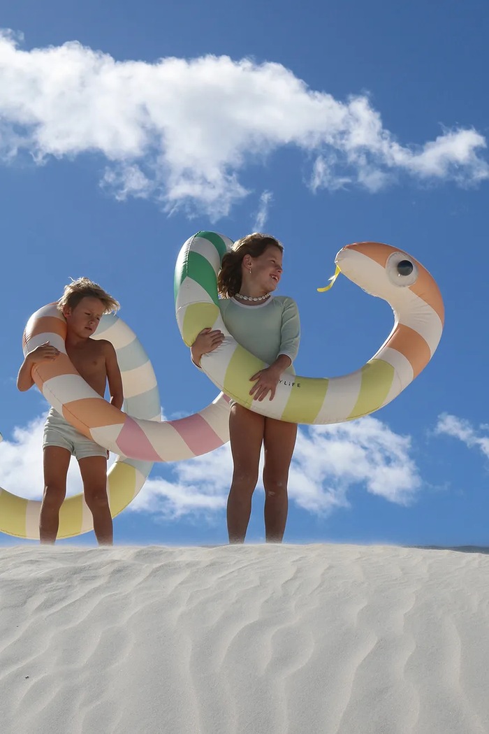 Plavecké penové rúrky SunnyLife Giant Inflatable Noodle Poolside Sorbet Stripe S51GINML