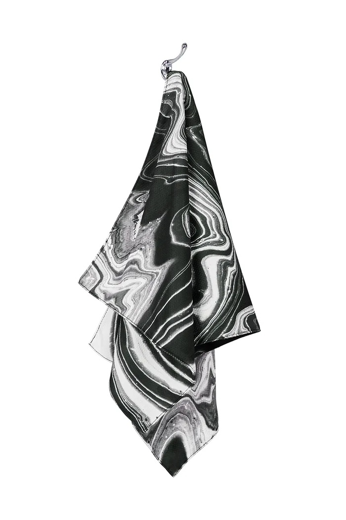 Dock & Bay hűsítő törülköző Space Odd 69 x 33 cm COOL.MAR.BLACK fekete AA00