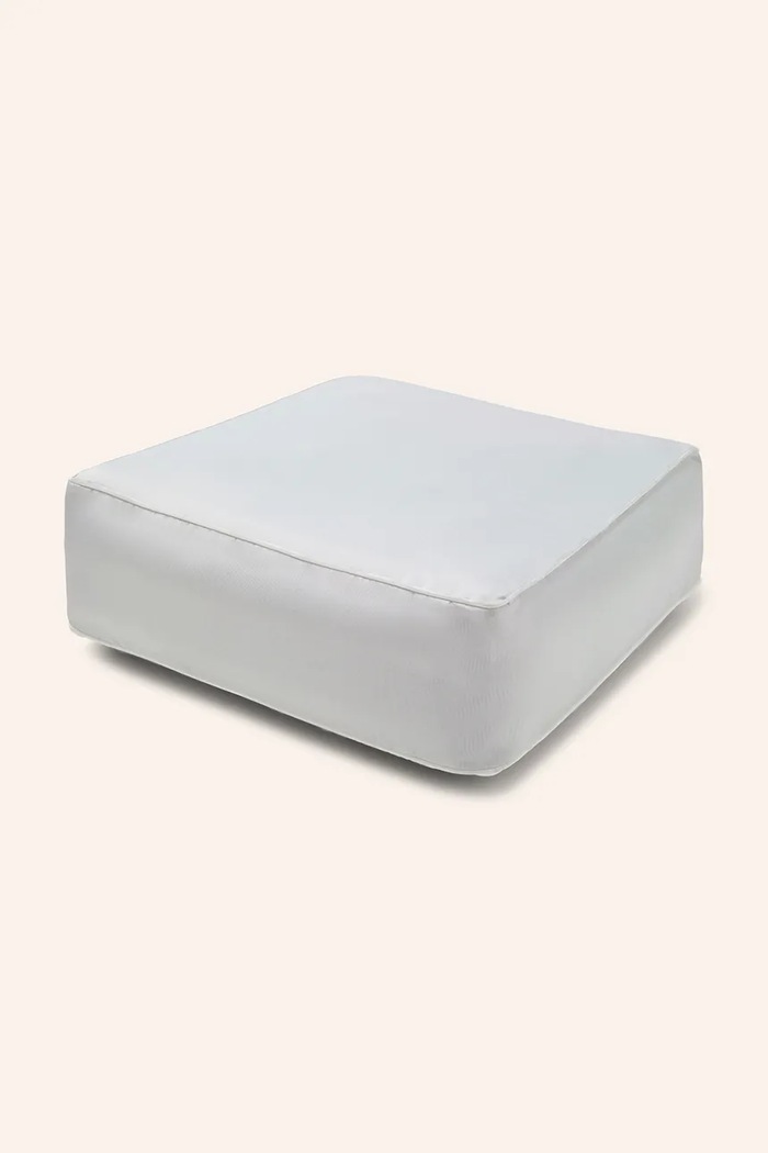 Calma House puf z tworzywa sztucznego 70 x 70 x 23 cm beżowy CLOUDIN70CRU