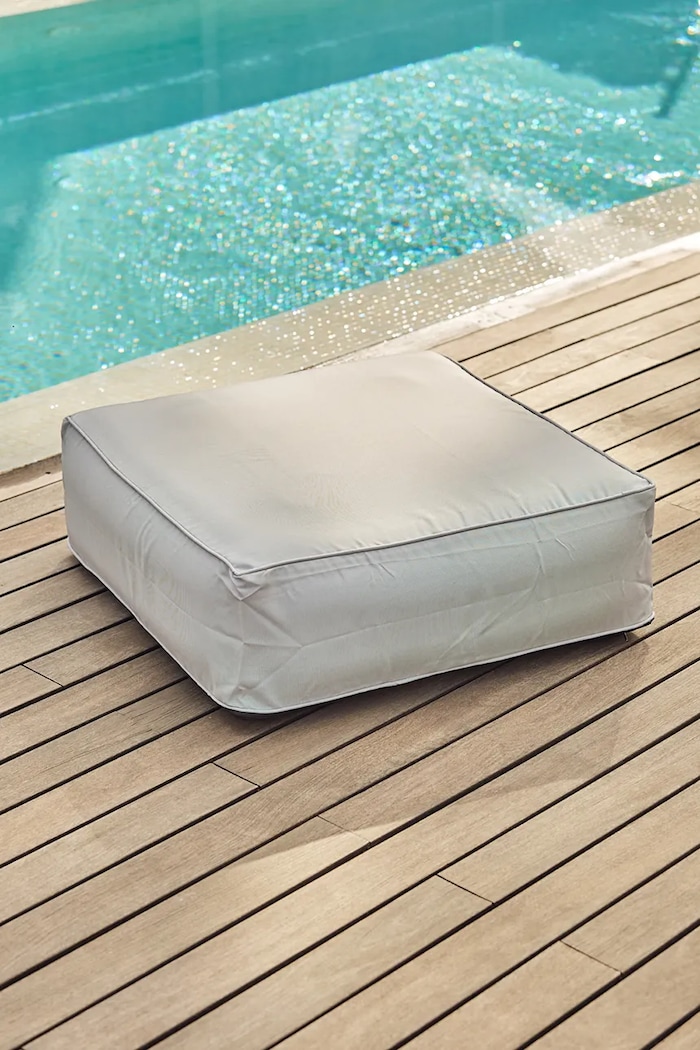 Calma House puf z tworzywa sztucznego 70 x 70 x 23 cm beżowy CLOUDIN70CRU