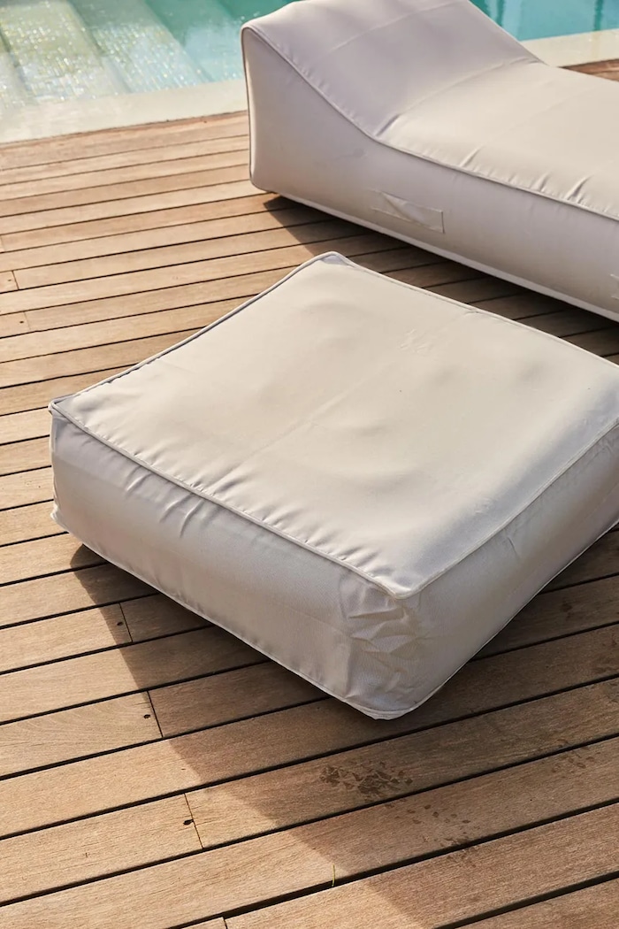 Calma House puf z tworzywa sztucznego 70 x 70 x 23 cm CLOUDIN70CRU beżowy