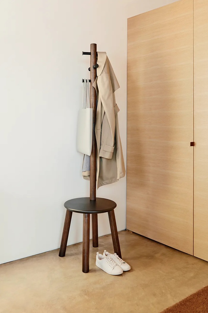 Dnevna soba in spalnica Obešalnik za vrhnja oblačila Umbra Pillar Stool and Coat Rack 1014257.048 rjava