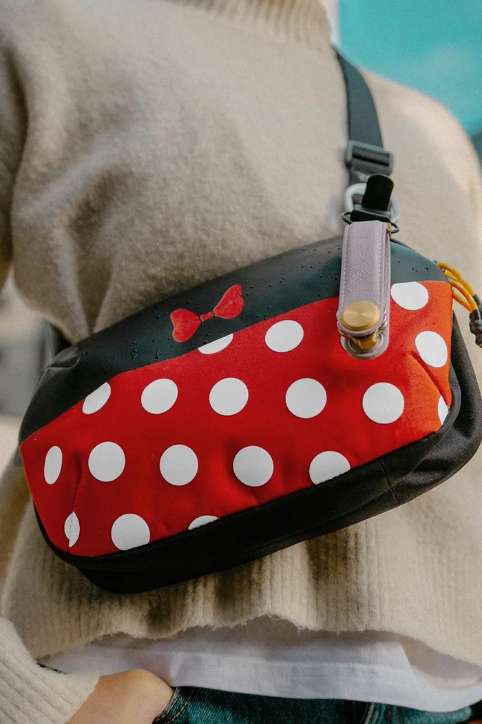 Torba za čez ramo Orbitkey Disney™ Sling 4L x Minnie Mouse BUM1.MNM.509 pisana