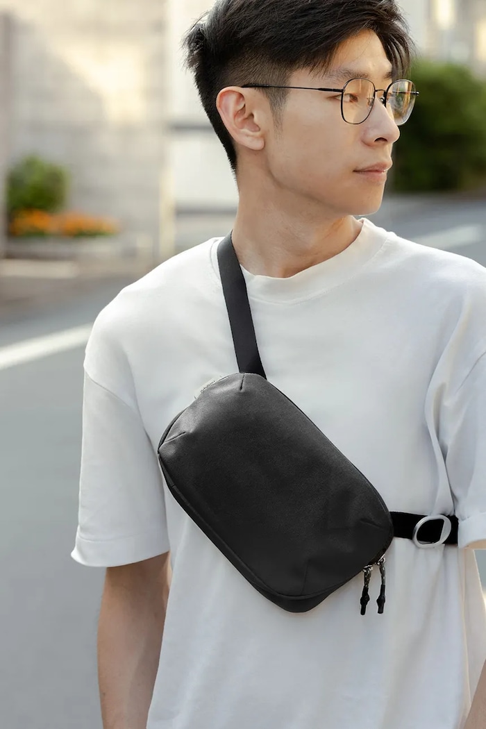 Orbitkey geantă de umăr Sling Mini 2 L BUM1.BLK.109 negru