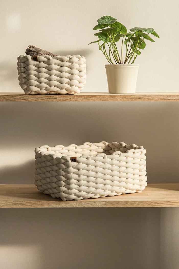 Salon i sypialnia Bigso Box of Sweden kosz do przechowywania z dodatkiem lnu 35 x 25 x 14 cm 6994S0901.99 biały