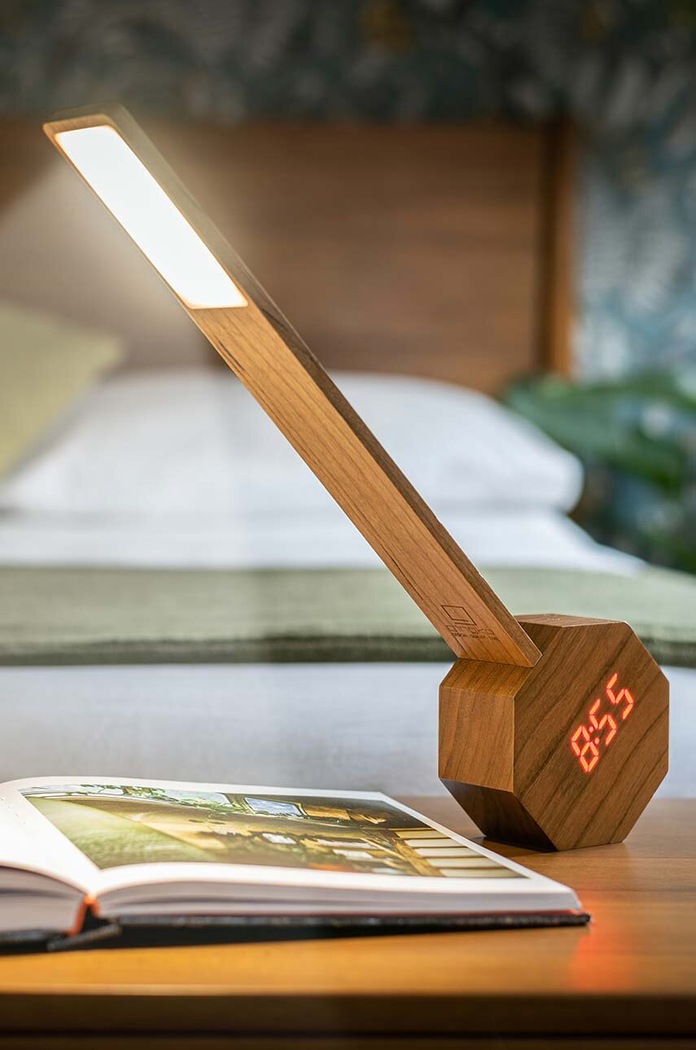 Bezdrôtová lampa s budíkom Gingko Design Octagon Plus Clock Desk Light G012CH burgundské