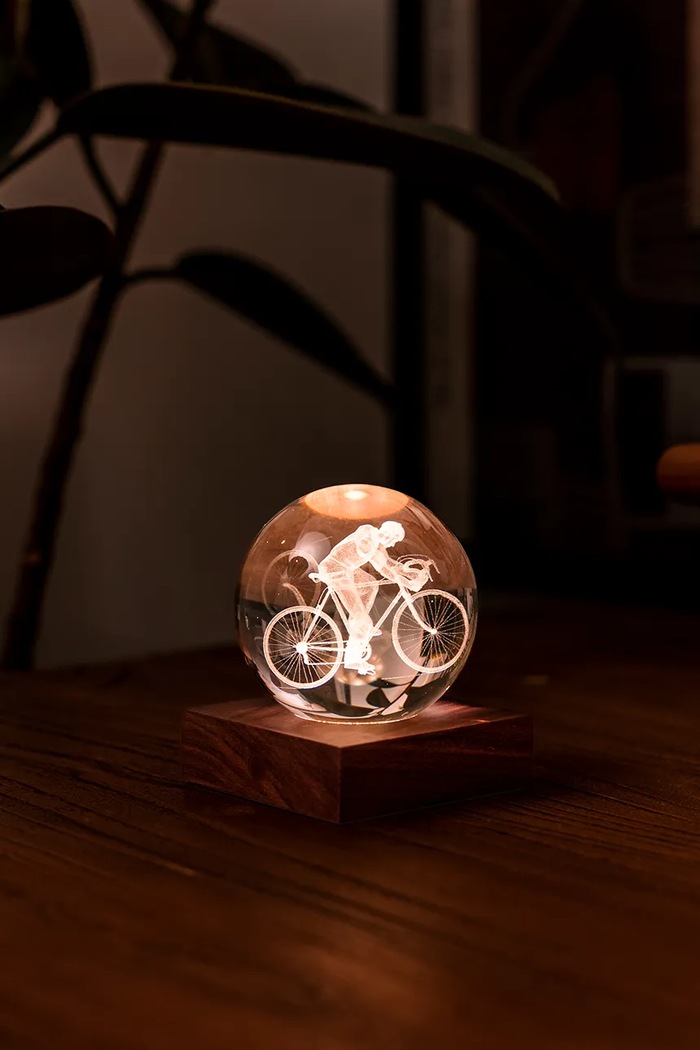Bezdrátová stolní LED lampa Gingko Design Amber Crystal Light 9,5 x 8 cm hnědá G025CY