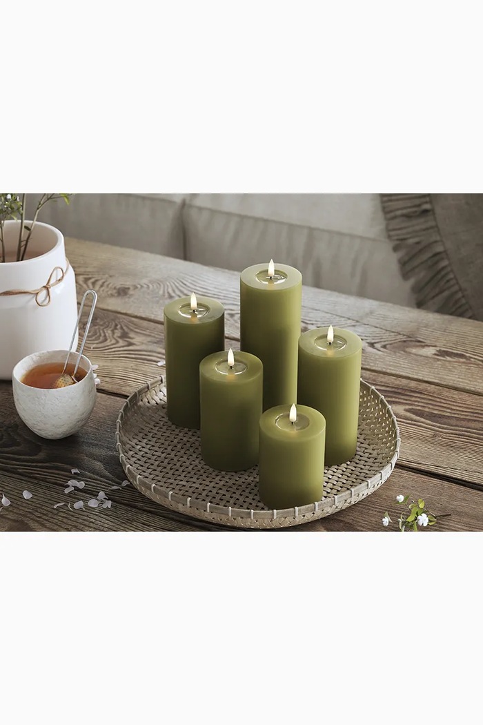 Obývacia izba a spálňa Led sviečka Deluxe Homeart Oliven Gronne Bloklys 5 x 20 cm RF.0081 zelená