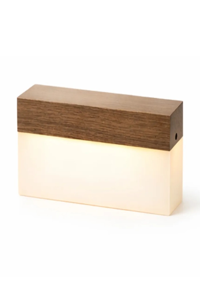 Gingko Design lampa na nočný stolík LED z orechového dreva 8 x 2,5 x 6,6 cm G082WT hnedá AA00