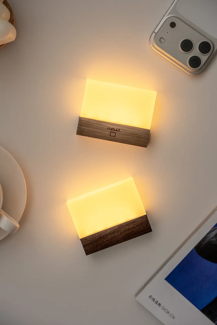 Gingko Design lampa na nočný stolík LED z orechového dreva 8 x 2,5 x 6,6 cm G082AH béžová AA00