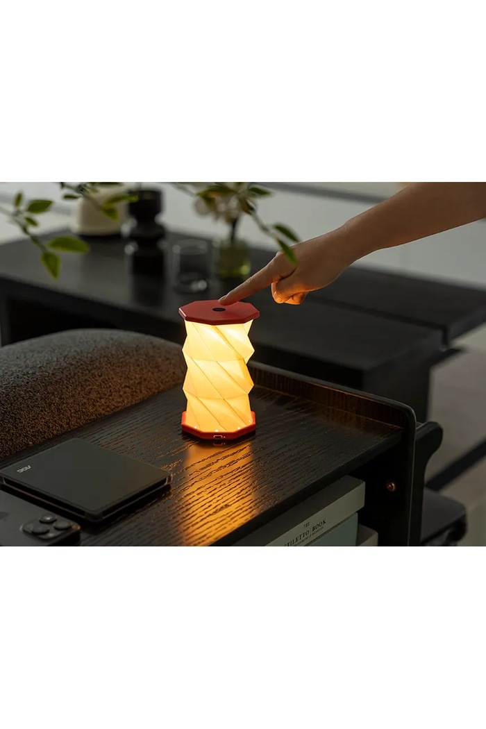Gingko Design lampa na nočný stolík LED 8,2 x 8,2 x 1,5 cm G036M.CR červená AA00