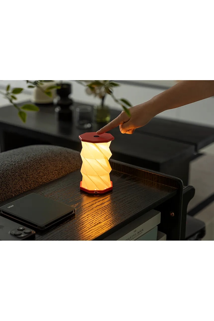Gingko Design lampa na nočný stolík LED 8,2 x 8,2 x 1,5 cm G036M.CR červená AA00