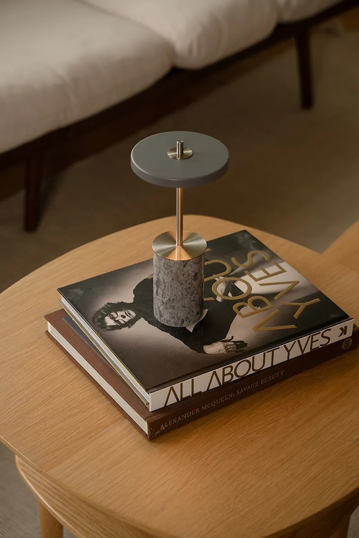 Salon i sypialnia Umage Lampa bezprzewodowa marmurowa Asteria Move Mini 2731 szary