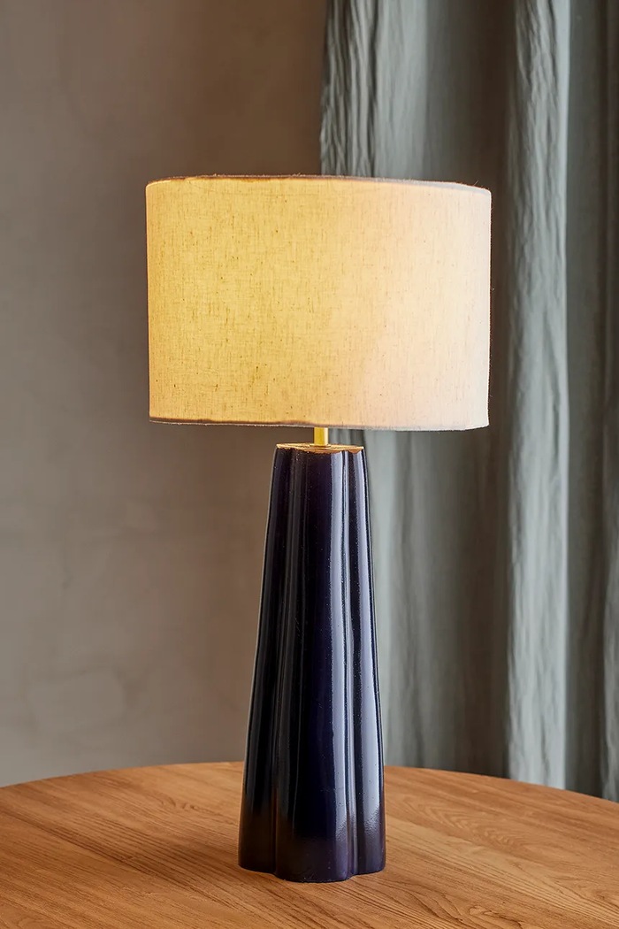 Salon i sypialnia Bloomingville Lampa stołowa z aluminium 30 x 61 cm 82069381 niebieski